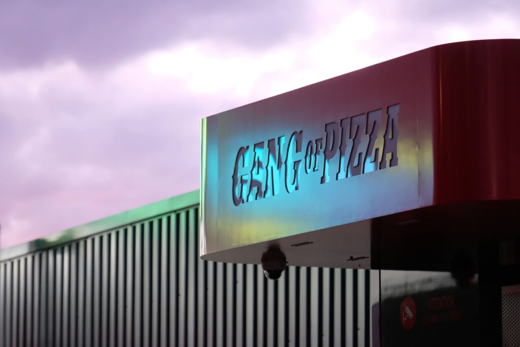 Enseigne lumineuse pour habiller un distributeur de pizzas